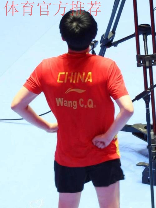 王楚钦伤病早有迹象!混团揉腰,早上扶腰,进场后背不敢动,心疼 王楚钦伤病早有迹象!混团揉腰,早上扶腰,进场后背不敢动,心疼